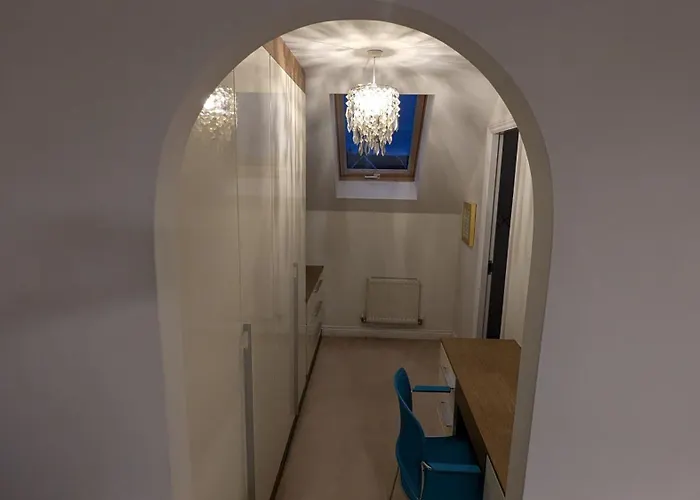 Sleeps Up To 8 Guests - Modern Townhouse Near Newcastle