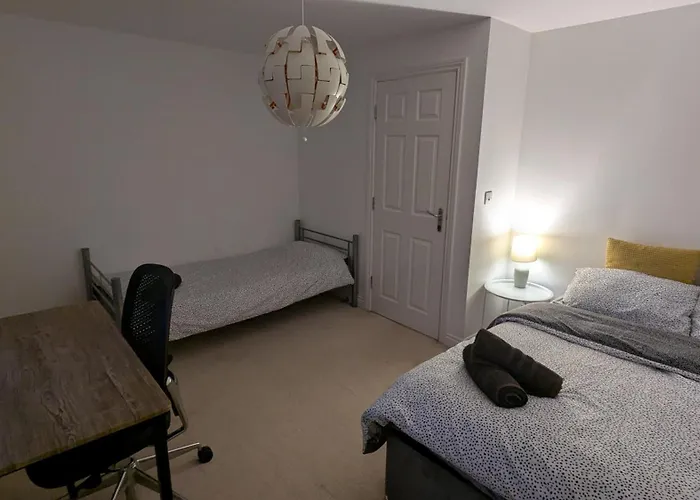 Sleeps Up To 8 Guests - Modern Townhouse Near Newcastle