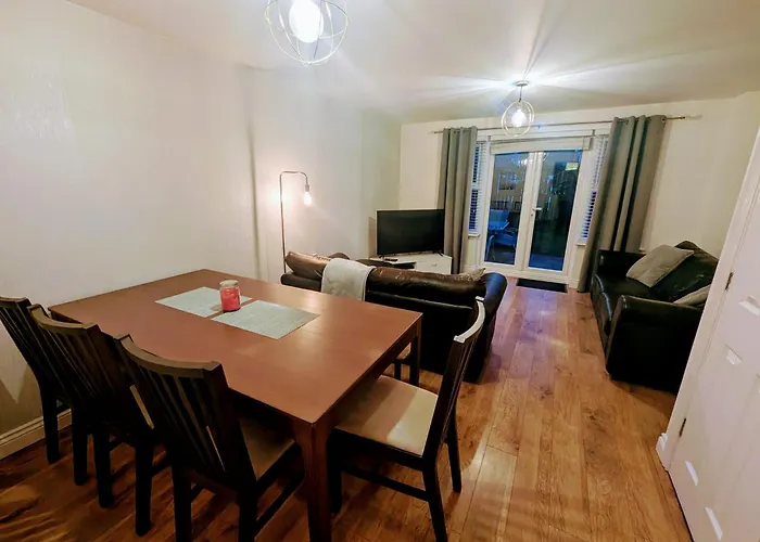 Sleeps Up To 8 Guests - Modern Townhouse Near Newcastle