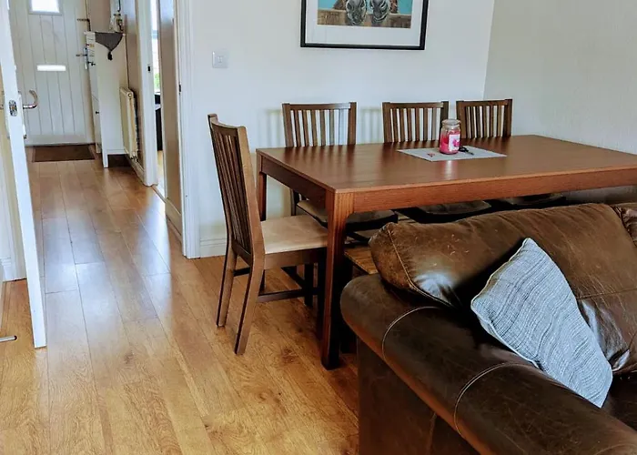 Sleeps Up To 8 Guests - Modern Townhouse Near Newcastle