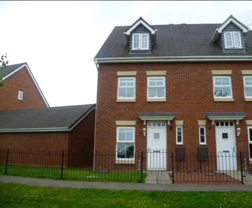 Villa Sleeps Up To 8 Guests - Modern Townhouse Near Newcastle Wallsend
