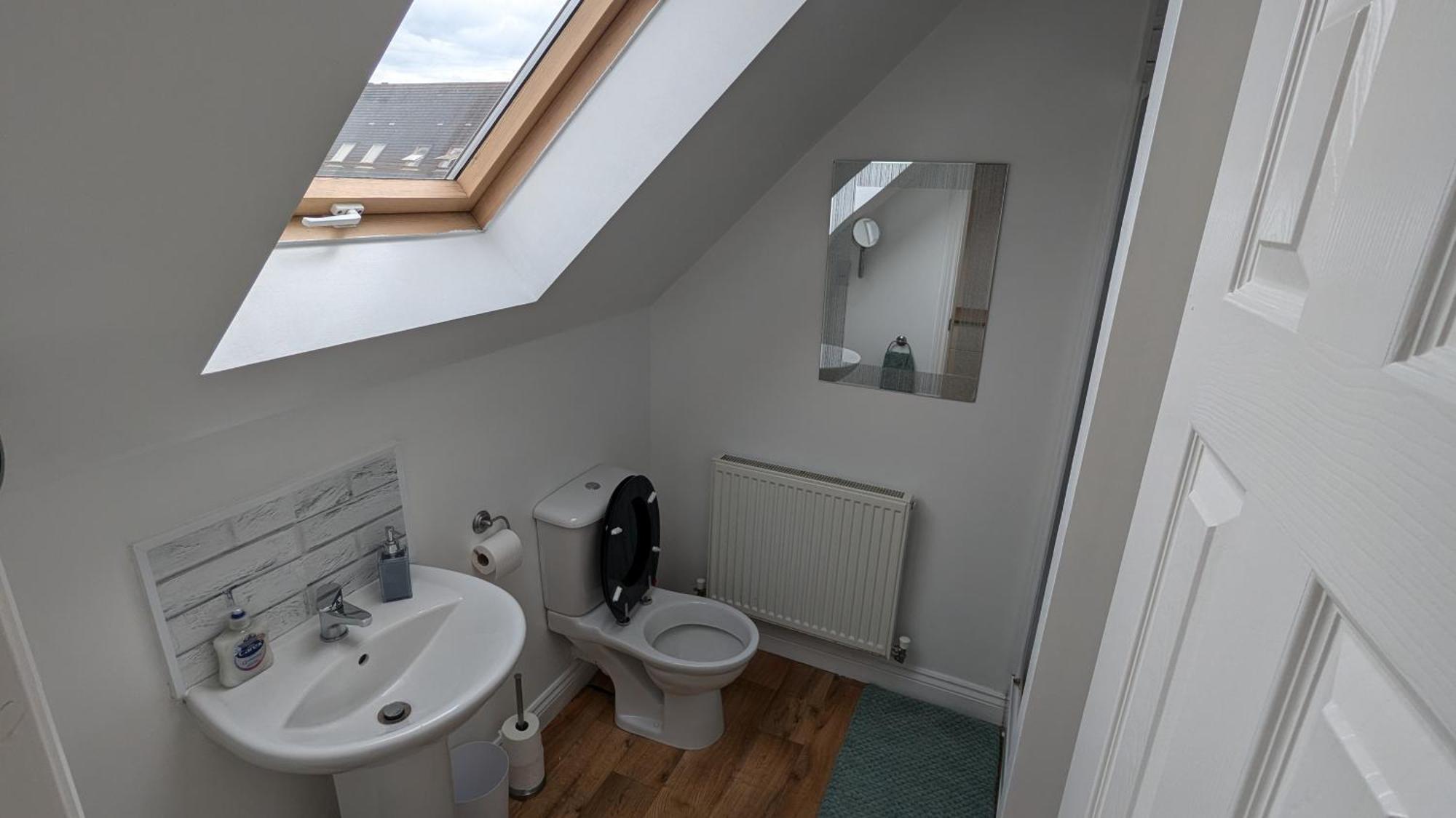 Sleeps Up To 8 Guests - Modern Townhouse Near Newcastle *