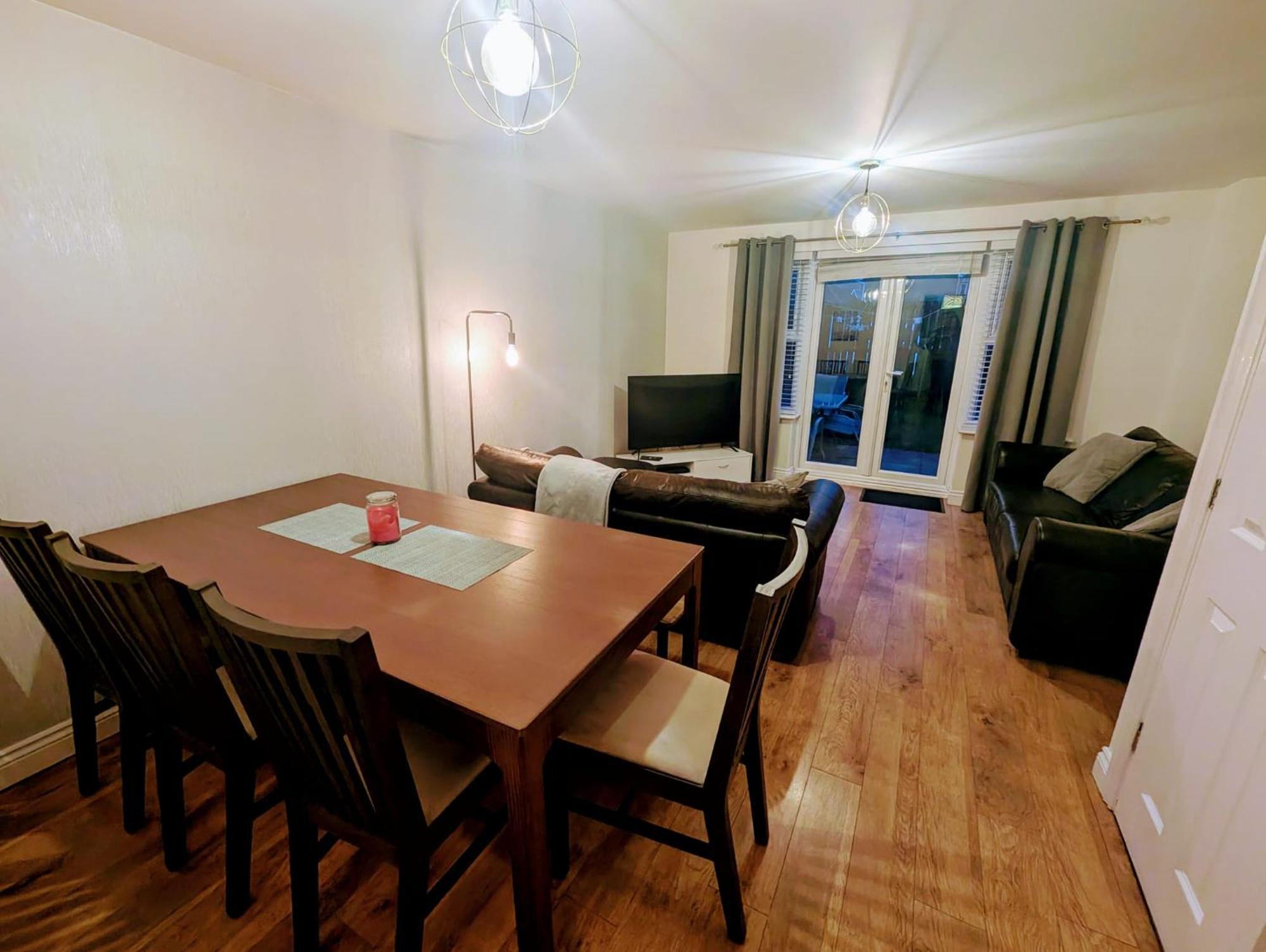 Sleeps Up To 8 Guests - Modern Townhouse Near Newcastle Villa *