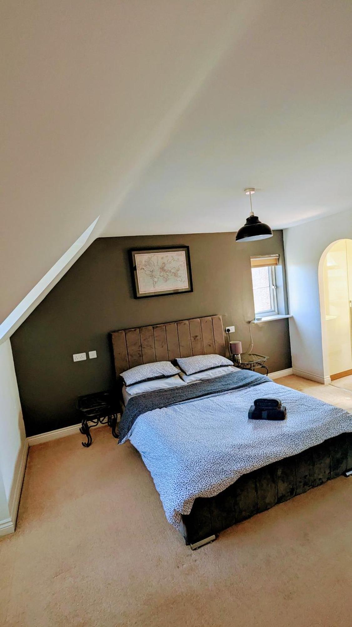 Sleeps Up To 8 Guests - Modern Townhouse Near Newcastle Wallsend
